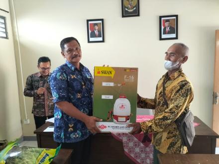 Pembagian Bantuan peralatan dan bibit bagi kelompok Tani dan KWT